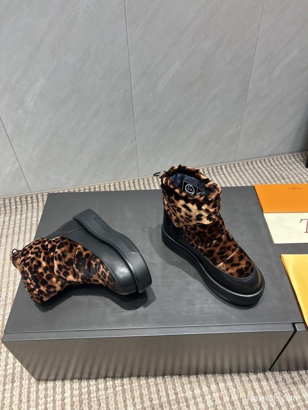 Louis Vuitton Fall/Winter 2025 Snow Boots with Round Toe and Thick Sole - KFY00310