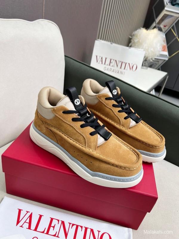 VALENTINO RUNBOOT Mid-Top Sneakers with Urban Casual Design - AS00380