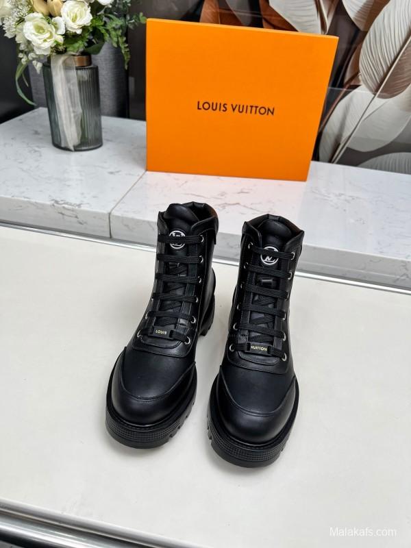 Louis Vuitton Territory Flat Boots with Monogram Embossing and Metal Eyelets - LY00310