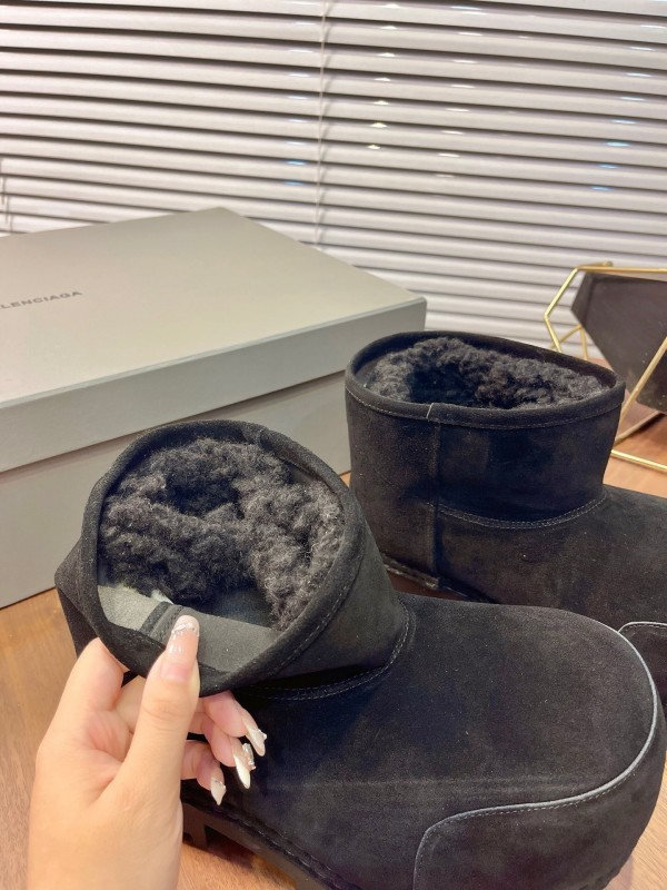 Balenciaga Oversized High Heel Snow Boots with Chunky Design - AS00500