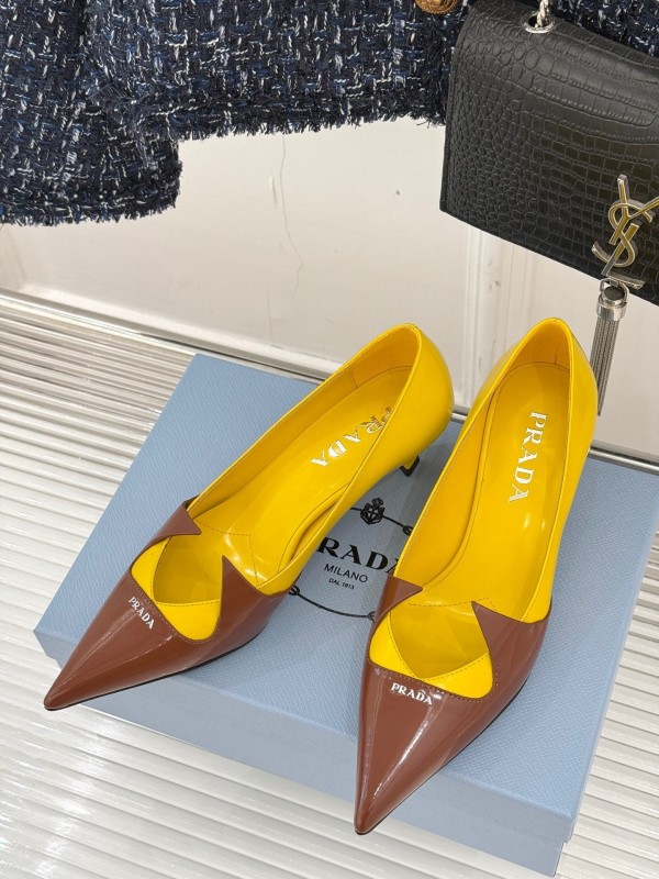 Prada 2025 SS Catwalk Pointed Toe Kitten Heel Single Shoes - KFY00310