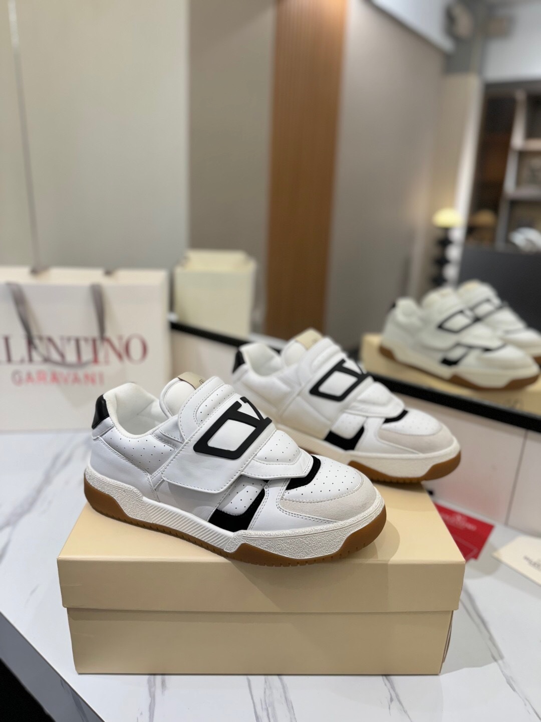 VALENTINO 2025 SS Casual Sneakers with V Logo Hook-and-Loop Closure - AS00410